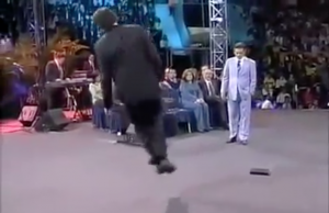 Cash Luna hace un Milagro en Tarima, esta parece ser la verdadera Religión